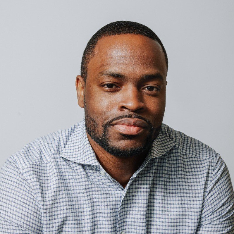 Ele foi colega de quarto de Zuckerberg e hoje seu trabalho é investir em negócios de celebridades