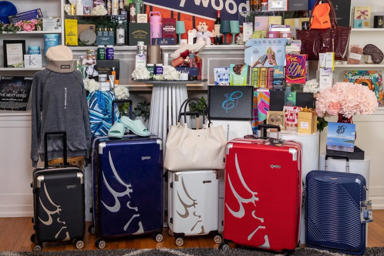 De viagens de luxo a lifting facial: o que tem na sacola de brindes do Oscar