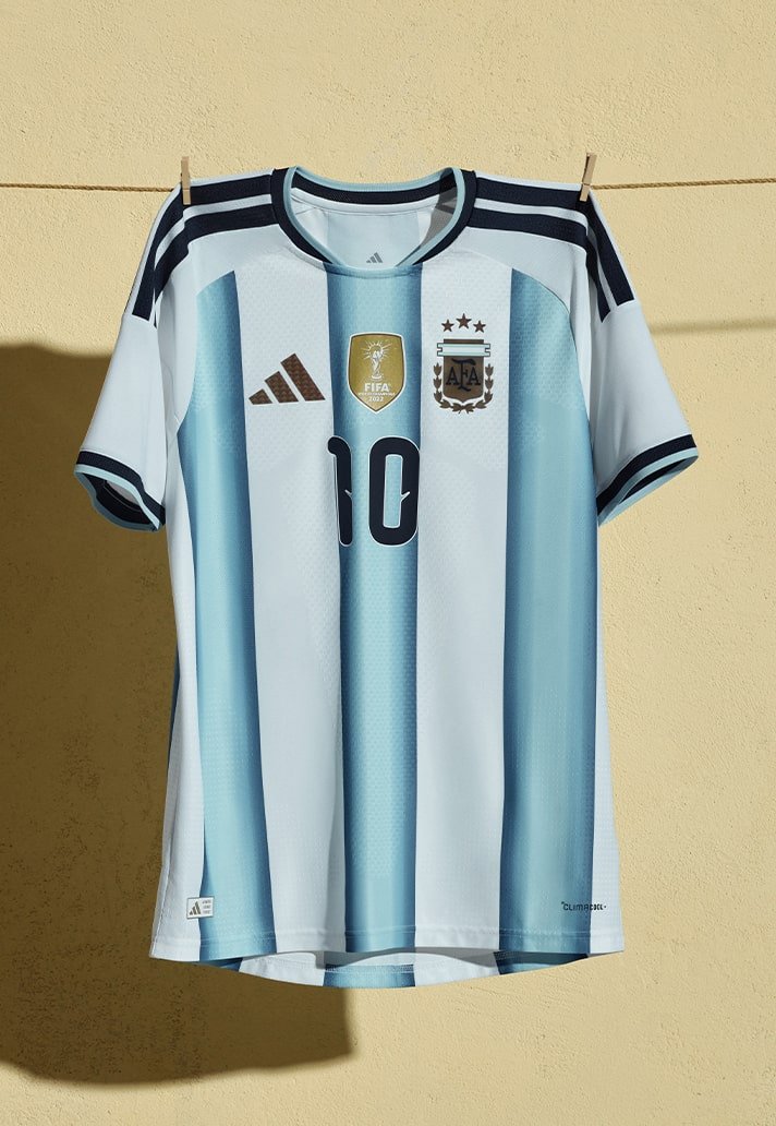a camisa mantém arsenic  listras brancas e azul‑celeste, mas com efeito degradê nas faixas azuis, homenageando os títulos de 1978, 1986 e 2022. Detalhes em azul‑marinho nos ombros e nos punhos completam o visual.