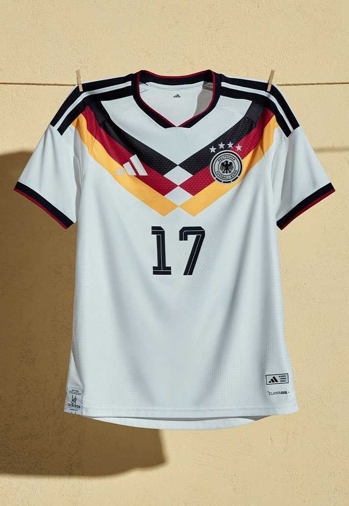 o uniforme traz basal  branca com padrão de diamantes e chevrons em preto e vermelho, inspirando‑se nas camisas de 1990 e 2014