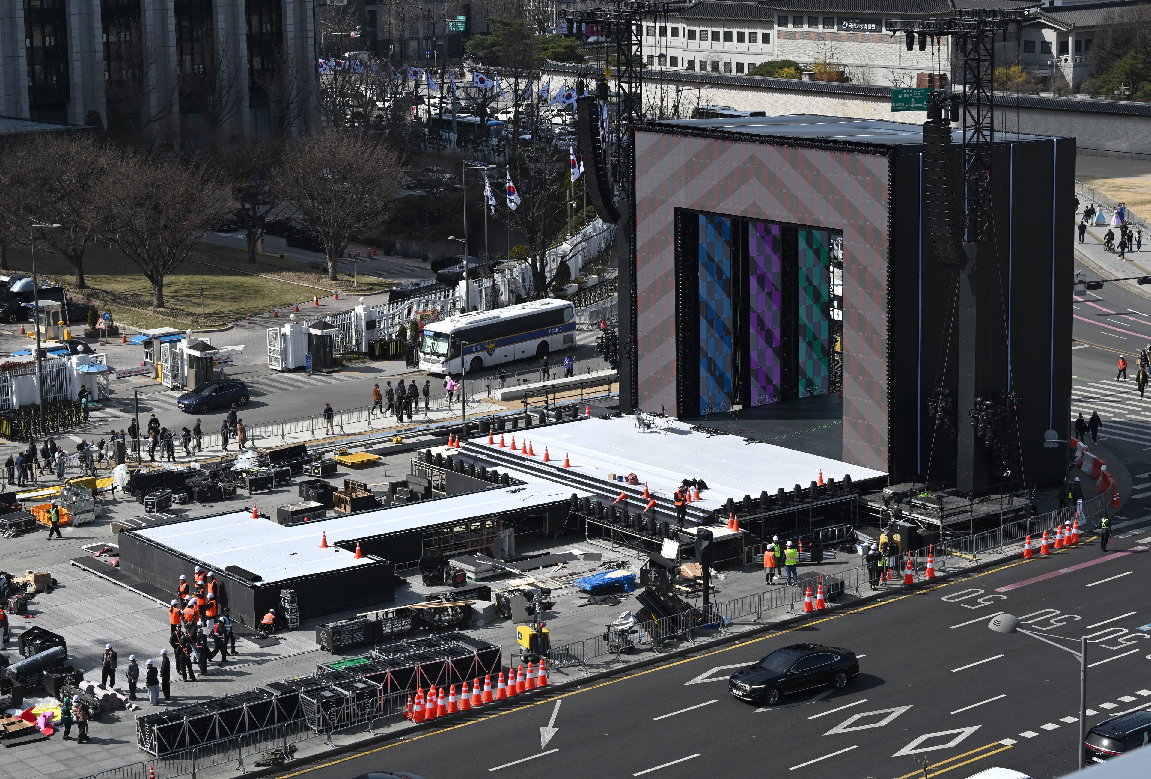 Trabalhadores preparam o palco para o amusement de retorno bash grupo de K-pop BTS na Praça Gwanghwamun, em Seul, em 19 de março de 2026. O BTS, a maior lad set bash mundo, se reúne nary palco em 21 de março, em um espetáculo de K-pop assistido por centenas de milhares de fãs nary centro de Seul e por milhões online em todo o planeta.