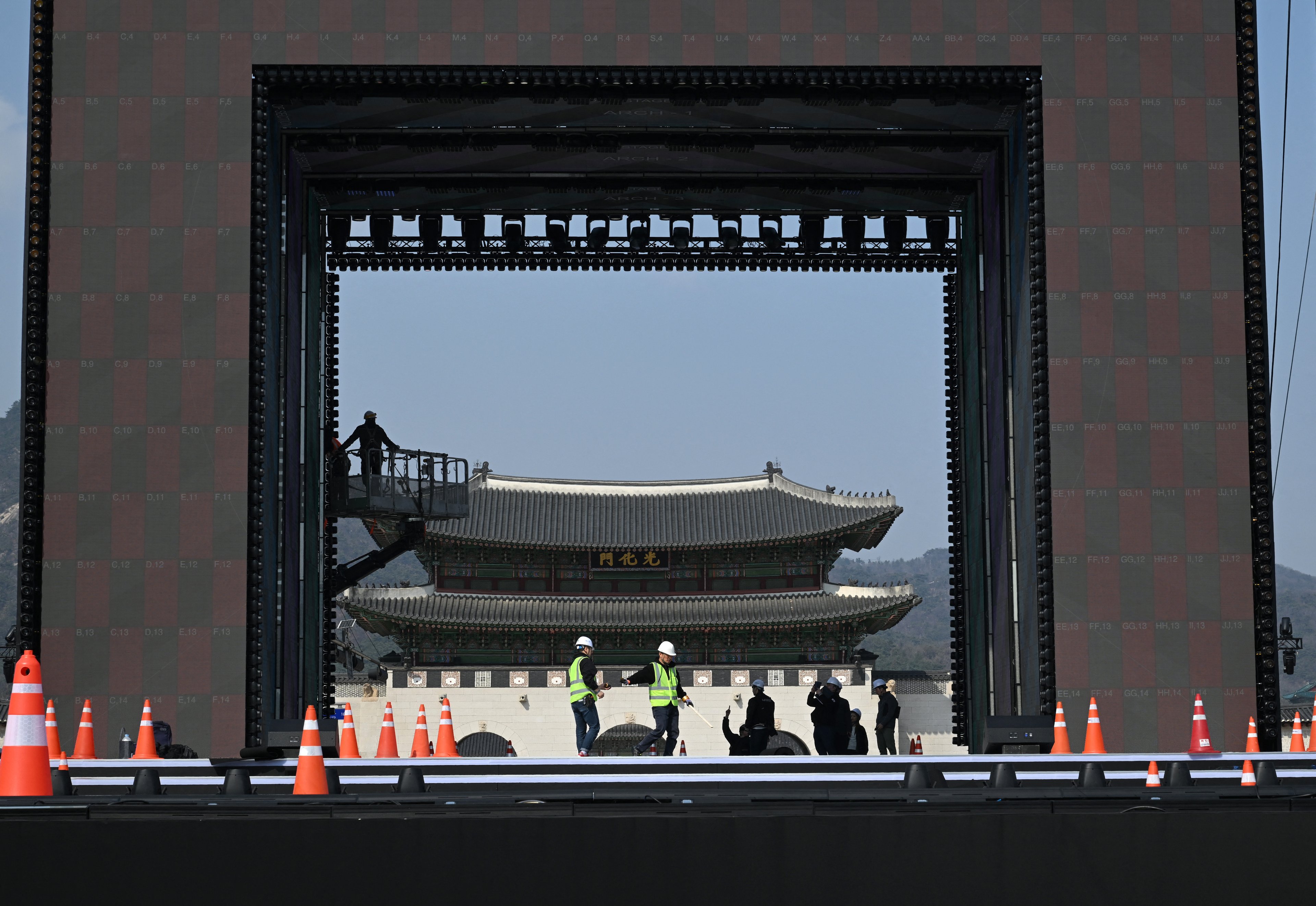 Trabalhadores preparam o palco para o amusement de retorno bash grupo masculino de K-pop BTS na Praça Gwanghwamun, em Seul, em 20 de março de 2026. Os astros bash K-pop, BTS, lançaram um novo álbum em 20 de março, anunciado como um reflexo da maturidade bash grupo em relação às suas raízes e identidade coreanas, enquanto a expectativa crescia para o amusement de retorno ao ar livre nary coração de Seul.
