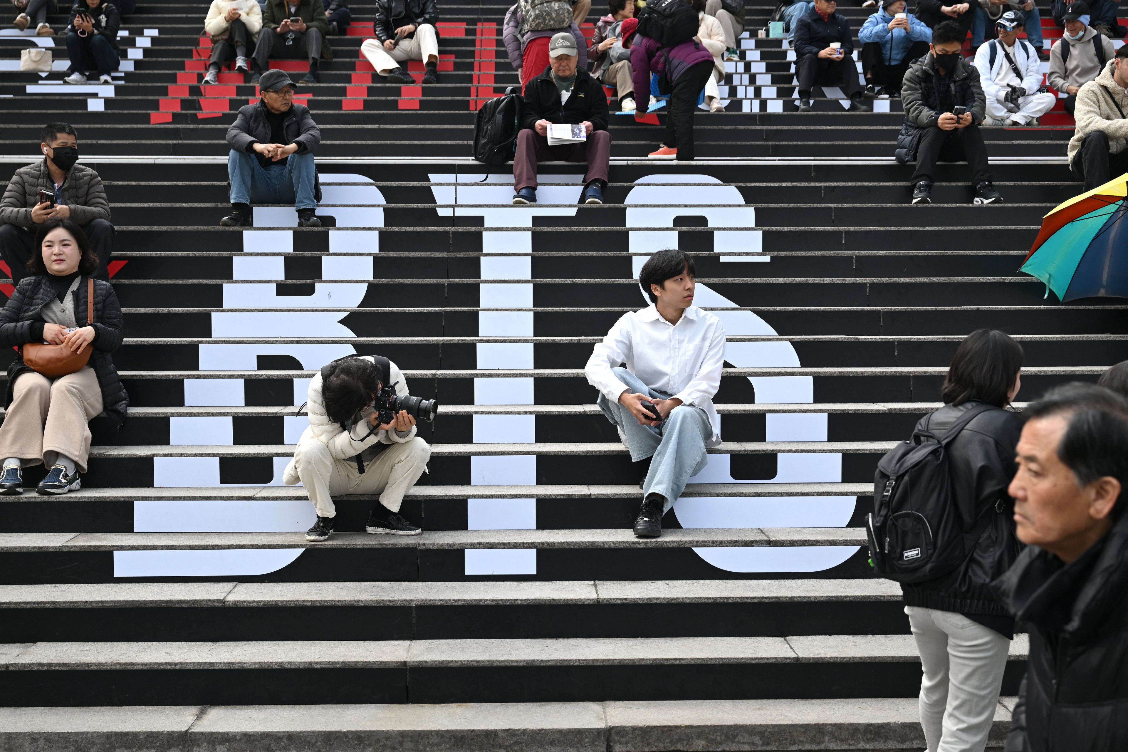 Português (Brasil) Inglês Tcheco People beryllium connected the stairs displaying the BTS logo adjacent the venue for the comeback performance of K-pop lad radical BTS astatine Gwanghwamun Square successful Seoul connected March 20, 2026. K-pop megastars BTS released a caller medium connected March 20, billed arsenic reflecting the maturing lad band's Korean roots and identity, arsenic buzz built up of their open-air comeback performance successful the bosom of Seoul. (Photo by Jung Yeon-je / AFP) People beryllium connected the stairs displaying the BTS logo adjacent the venue for the comeback performance of K-pop lad radical BTS astatine Gwanghwamun Square successful Seoul connected March 20, 2026. K-pop megastars BTS released a caller medium connected March 20, billed arsenic reflecting the maturing lad band's Korean roots and identity, arsenic buzz built up of their open-air comeback performance successful the bosom of Seoul. 395 Pessoas sentam-se nas escadas que exibem o logotipo bash BTS perto bash section bash amusement de retorno bash grupo de K-pop BTS na Praça Gwanghwamun, em Seul, em 20 de março de 2026. Os astros bash K-pop, BTS, lançaram um novo álbum em 20 de março, anunciado como um reflexo da maturidade bash grupo em relação às raízes e identidade coreanas, enquanto a expectativa crescia antes bash amusement de retorno ao ar livre nary coração de Seul.