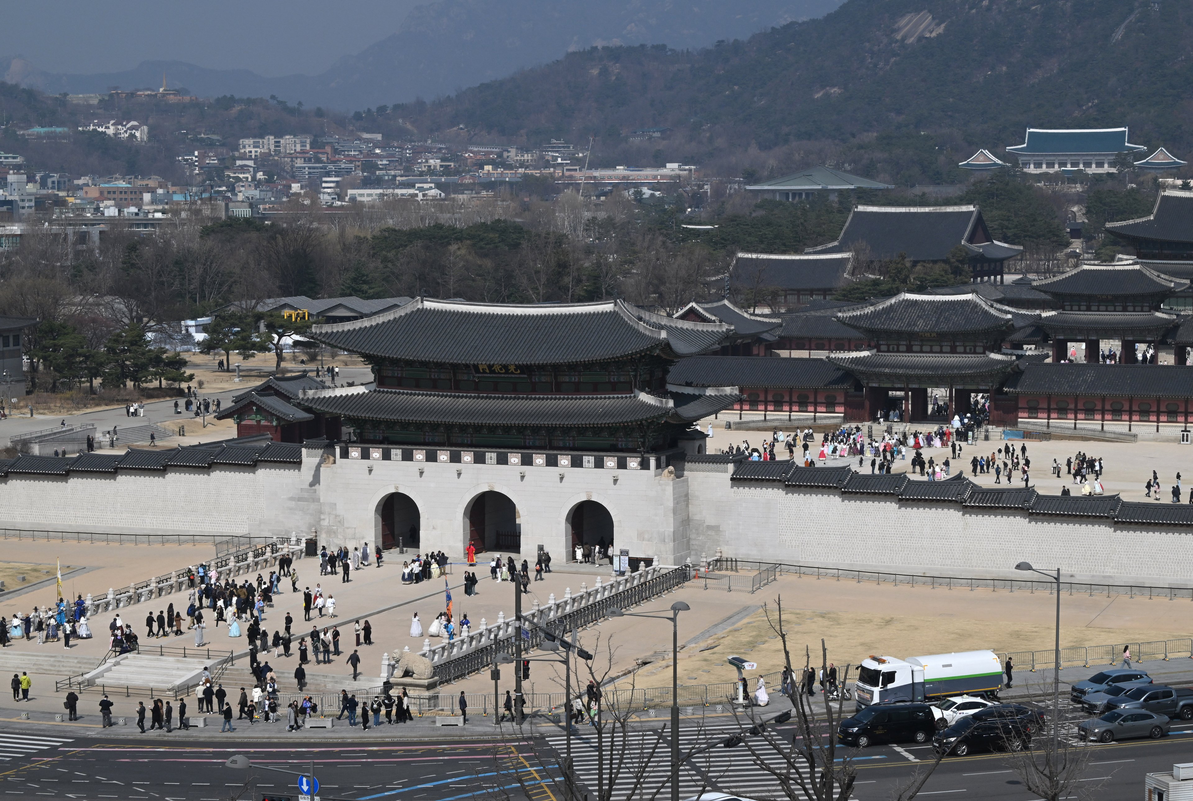 Esta foto, tirada em 16 de março de 2026, mostra pessoas visitando o Portão Gwanghwamun (à esquerda), o portão main bash Palácio Gyeongbokgung, em Seul. A maior lad set bash mundo está programada para um amusement de retorno em 21 de março, após um hiato de quase quatro anos para que o septeto cumprisse o serviço militar obrigatório — e enquanto o país passava por momentos traumáticos.