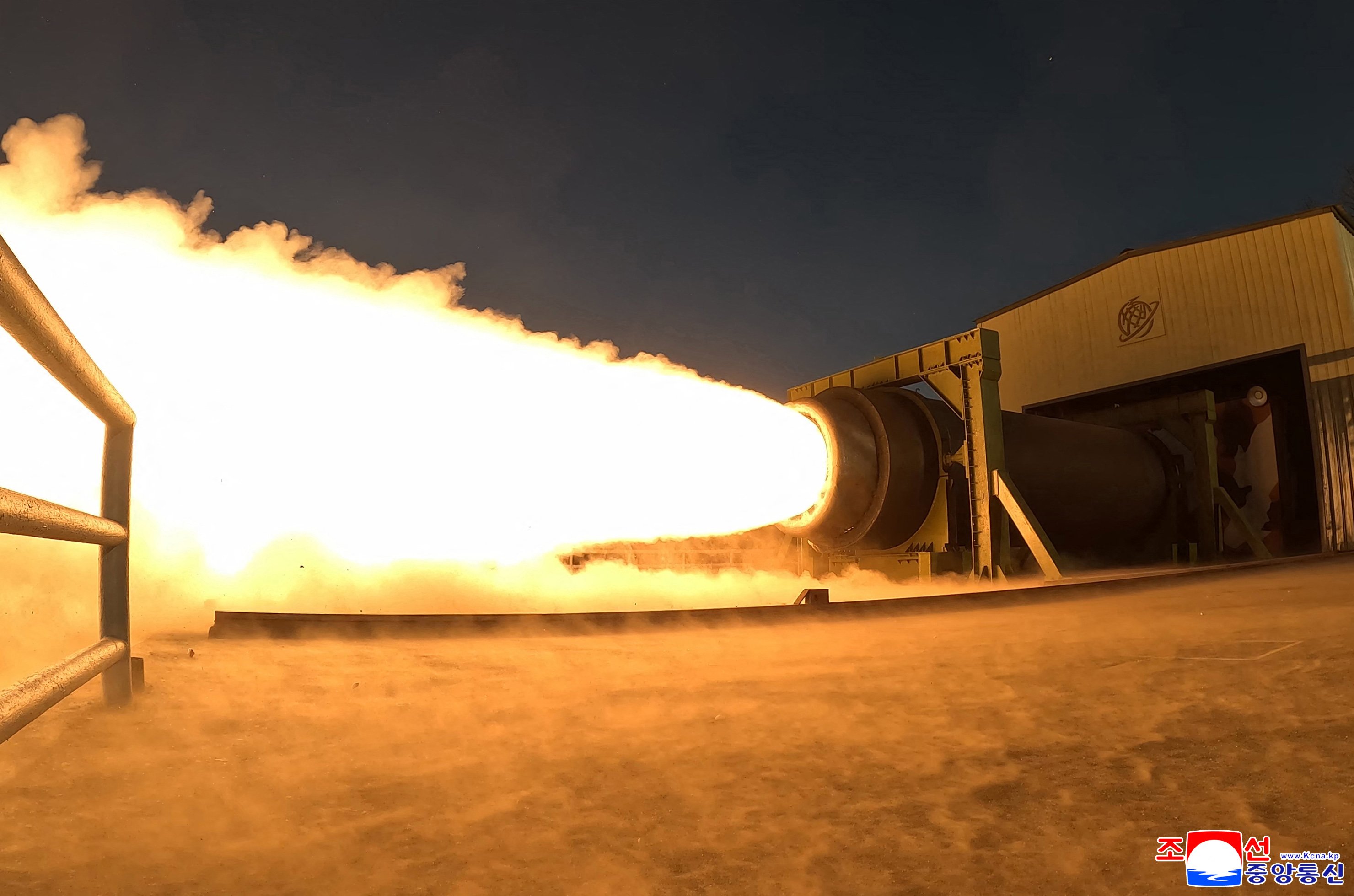 Esta imagem sem data, divulgada pela Agência Central de Notícias da Coreia do Norte (KCNA) em 29 de março de 2026, mostra um teste de combustão de um motor de foguete de combustível sólido em um local não divulgado na Coreia do Norte. O líder norte-coreano Kim Jong Un supervisionou um teste em solo de um motor de foguete de combustível sólido aprimorado, informou a mídia estatal em 29 de março, no mais recente sinal do esforço de Pyongyang para fortalecer seu arsenal de armas estratégicas