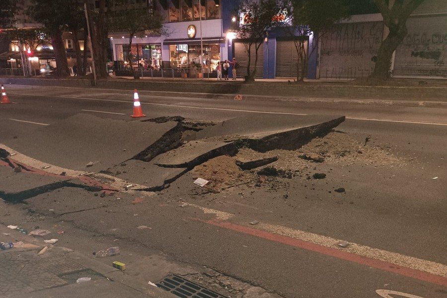 Explosão abre cratera na rua da Consolação, em São Paulo