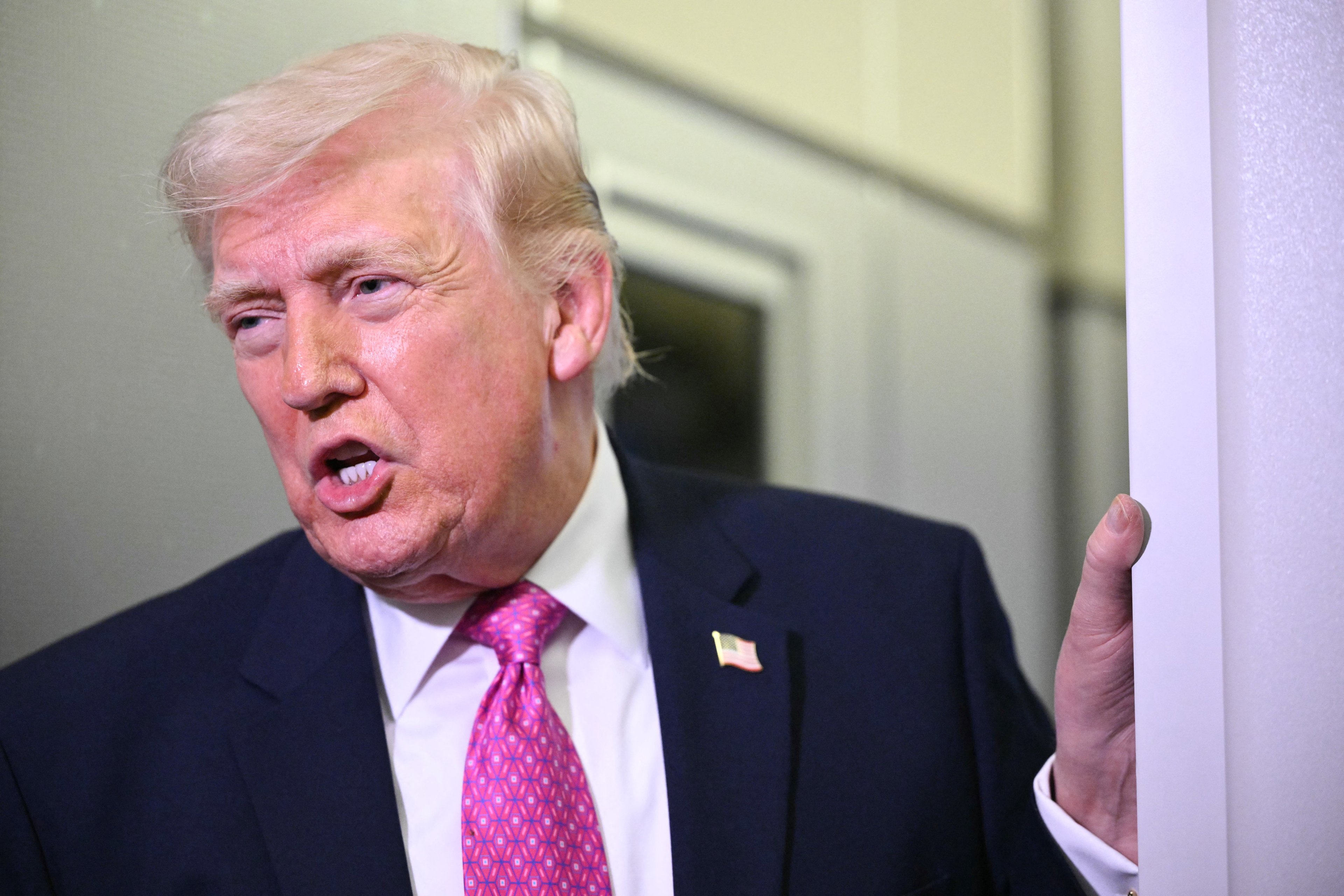 Trump afirma que EUA pode 'tomar o petróleo do Irã' e mira ilha de Kharg
