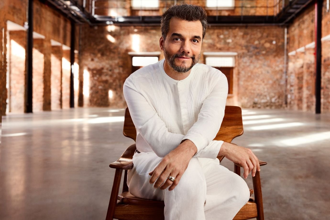 Wagner Moura canta 'Isto Aqui, o Que É?' em nova campanha da Elo às vésperas do Oscar