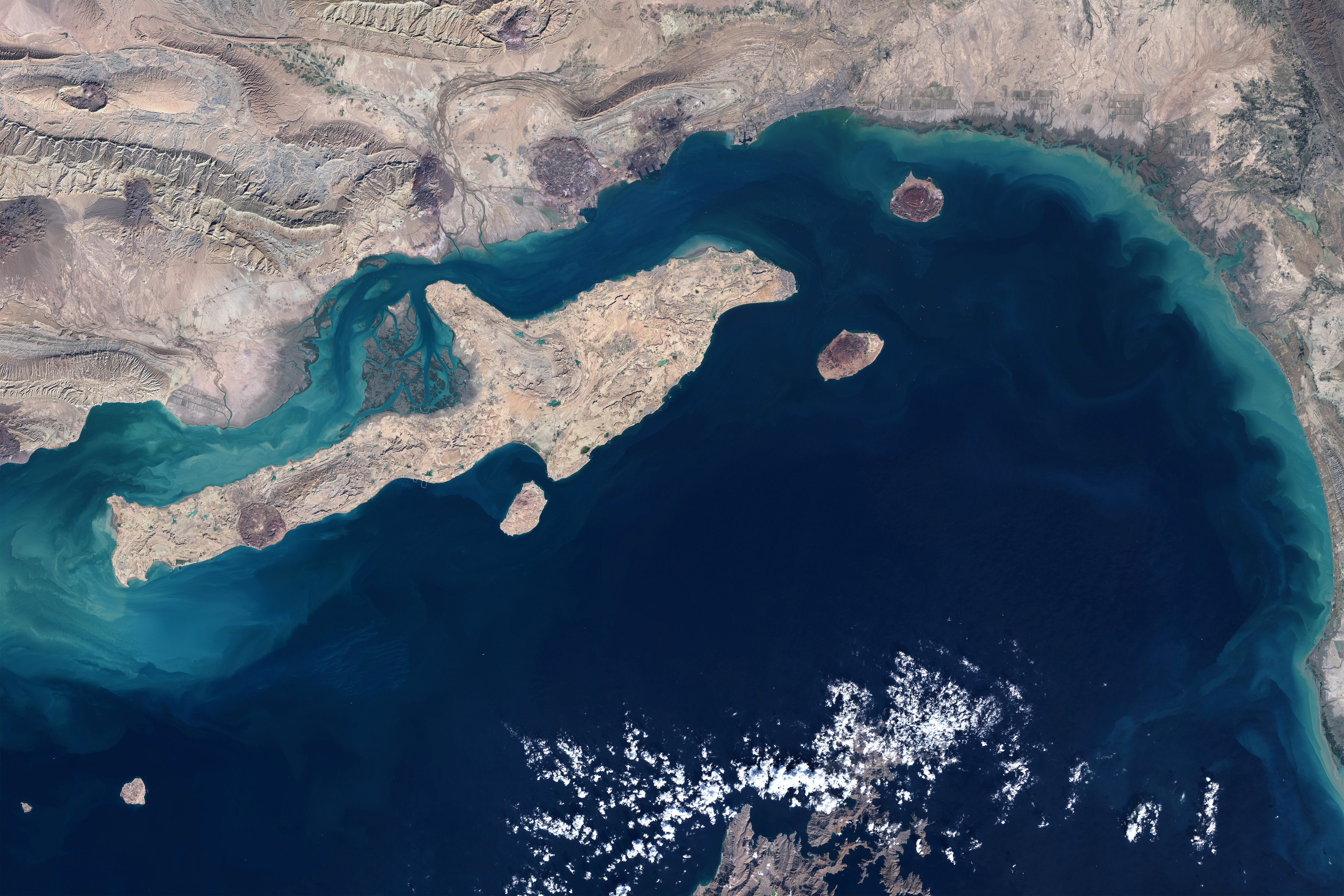 Guerra no Irã chega a 23 dias com ameaças sobre Ormuz e novos ataques