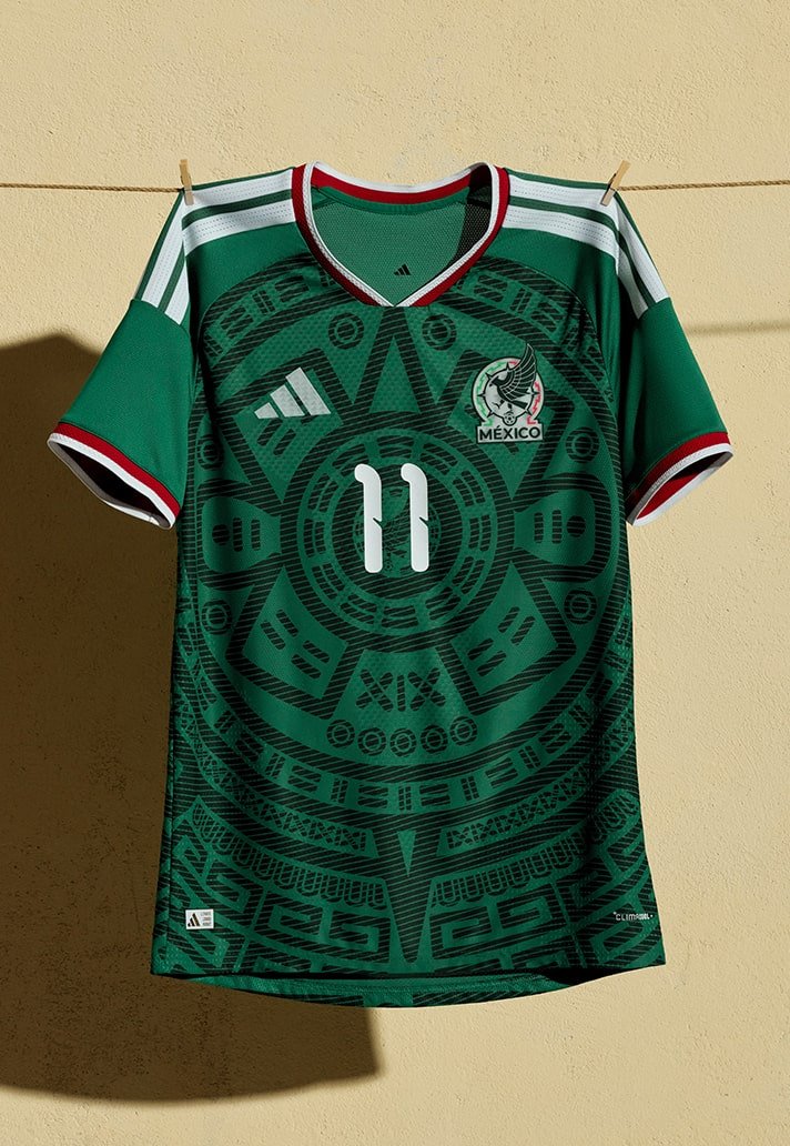 o manto verde ganha grafismos que combinam herança asteca e um olhar para o futuro, com a inscrição “Somos México” na parte interna da gola