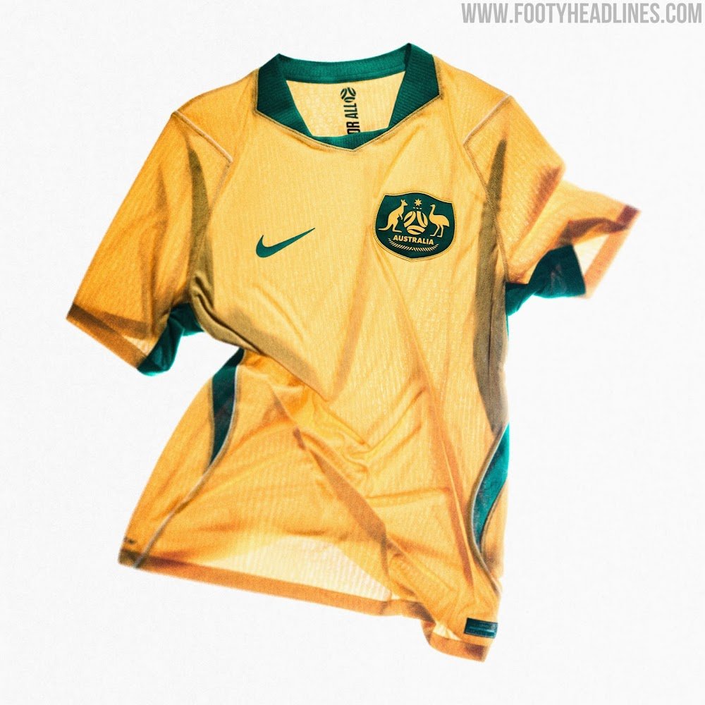 amarelo‑ouro com gola e faixas laterais verdes; o conceito “Mission to Wreck” combina nostalgia e inovação