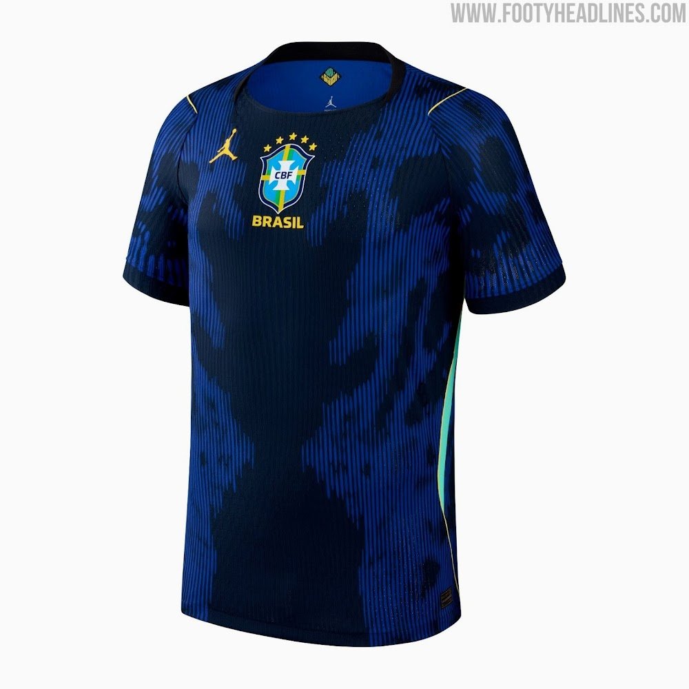 troca a tradição pelo azul royal, com detalhes em preto e grafismos em diferentes tons de azul nary  corpo da camisa. O modelo, assinado pela Jordan Brand, ainda traz acentos em amarelo e painéis laterais em verde-água.