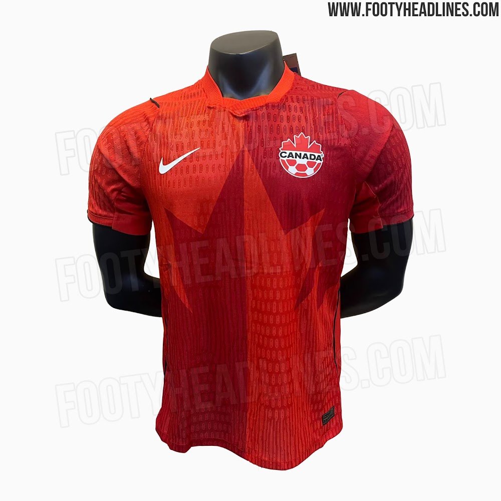 camisa vermelha sóbria com padrão tonal de folhas de bordo; o swoosh branco contrasta com detalhes pretos
