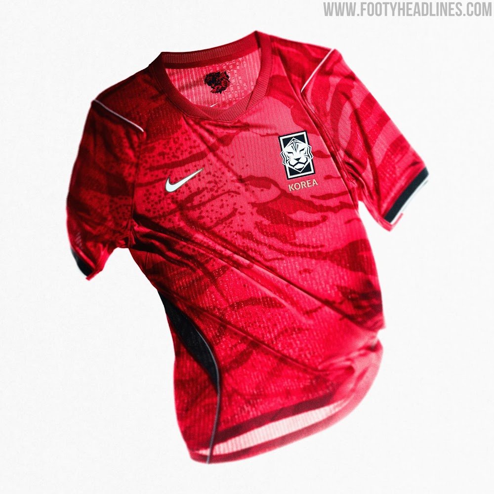 camisa vermelha intensa, enquanto o modelo alternativo em roxo (“Space Purple”) explora cores não usuais; a combinação reflete modernidade