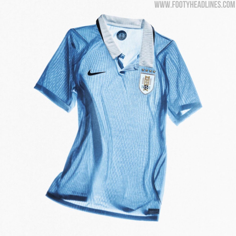 azul‑celeste clássico com toques modernos; a camisa reserva em azul‑marinho com estampas elétricas remete ao efeito “Pantera Negra”