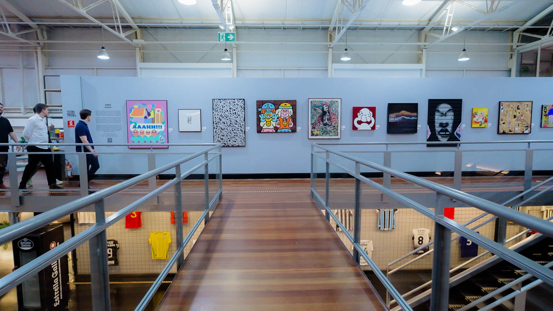 Espaço dedicado a obras de arte no escritório do Podpah