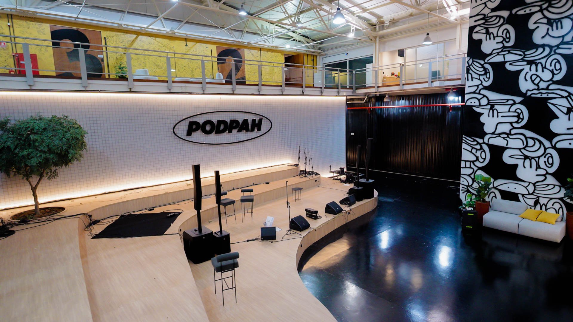 Palco para eventos e palestras no escritório do Podpah