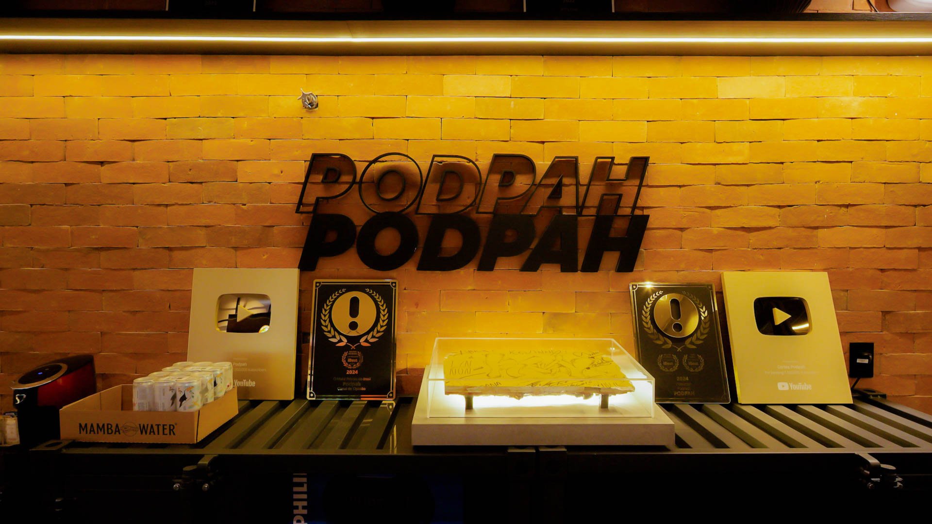 Hall de entrada no escritório do Podpah