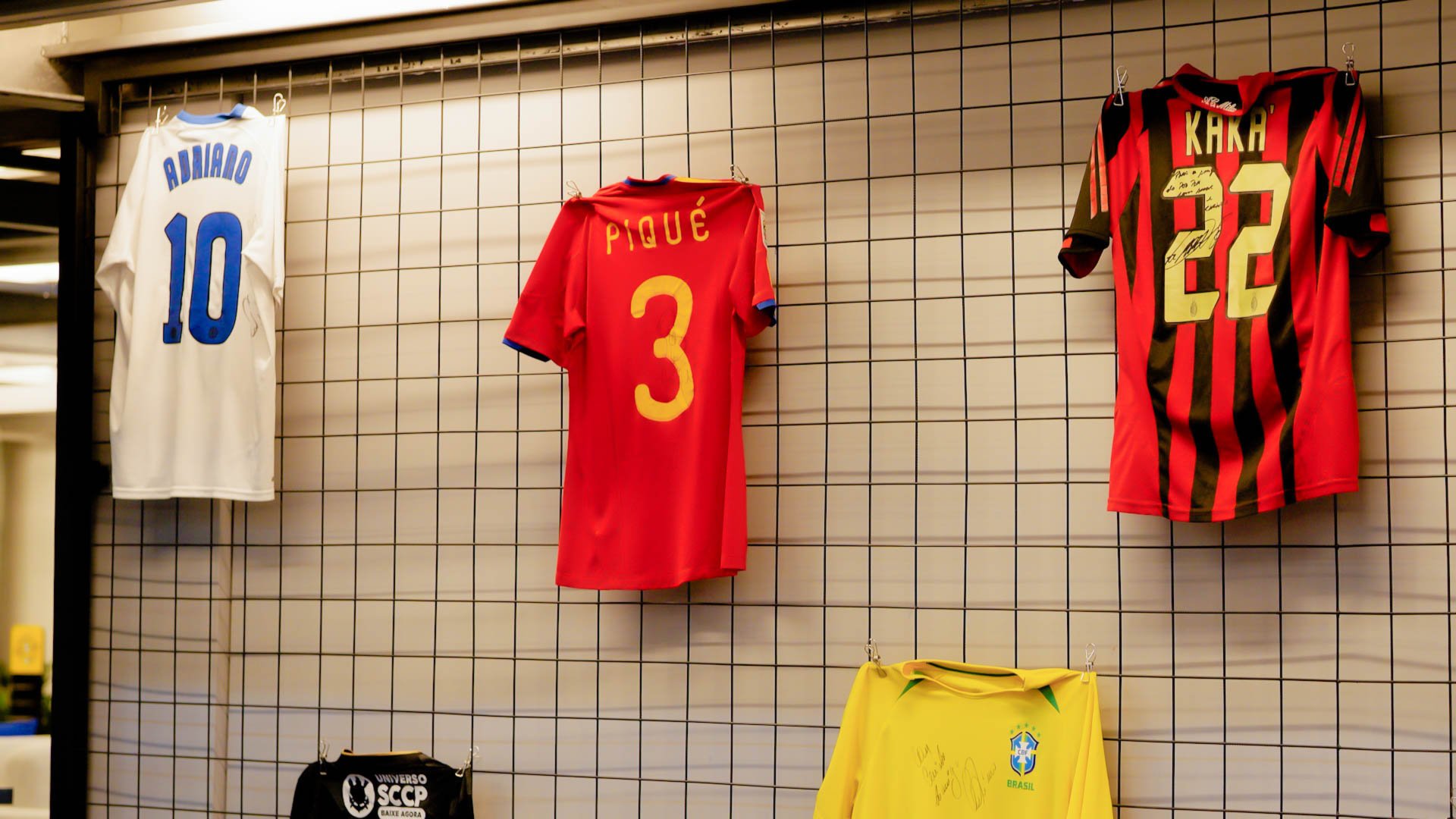 Coleção de camisetas autografadas por jogadores que já foram ao Podpah