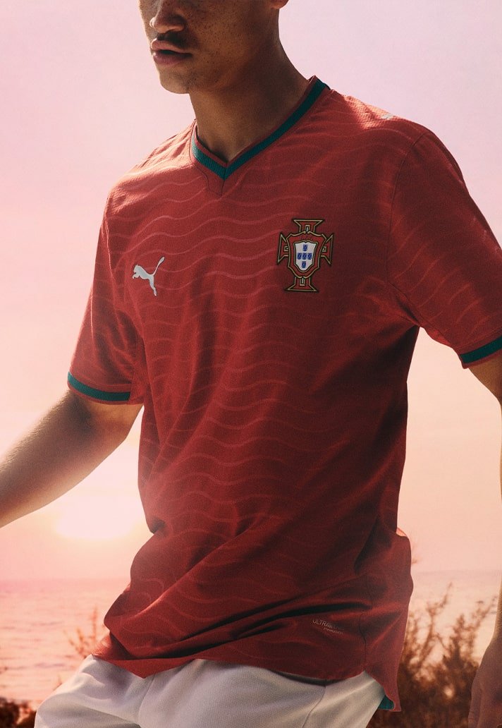 amisa vermelha ganha camadas onduladas inspiradas nas ondas bash  Atlântico; o verde surge nos punhos e na gola, e há referência aos navegadores portugueses