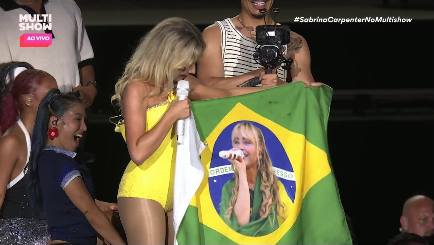Sabrina Carpenter estampada na bandeira do Brasil. É crime modificar?