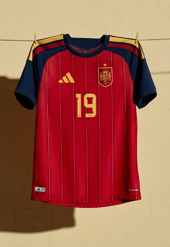 vermelho profundo com finas listras amarelas verticais, evocando uniformes clássicos e adicionando sobriedade ao conjunto