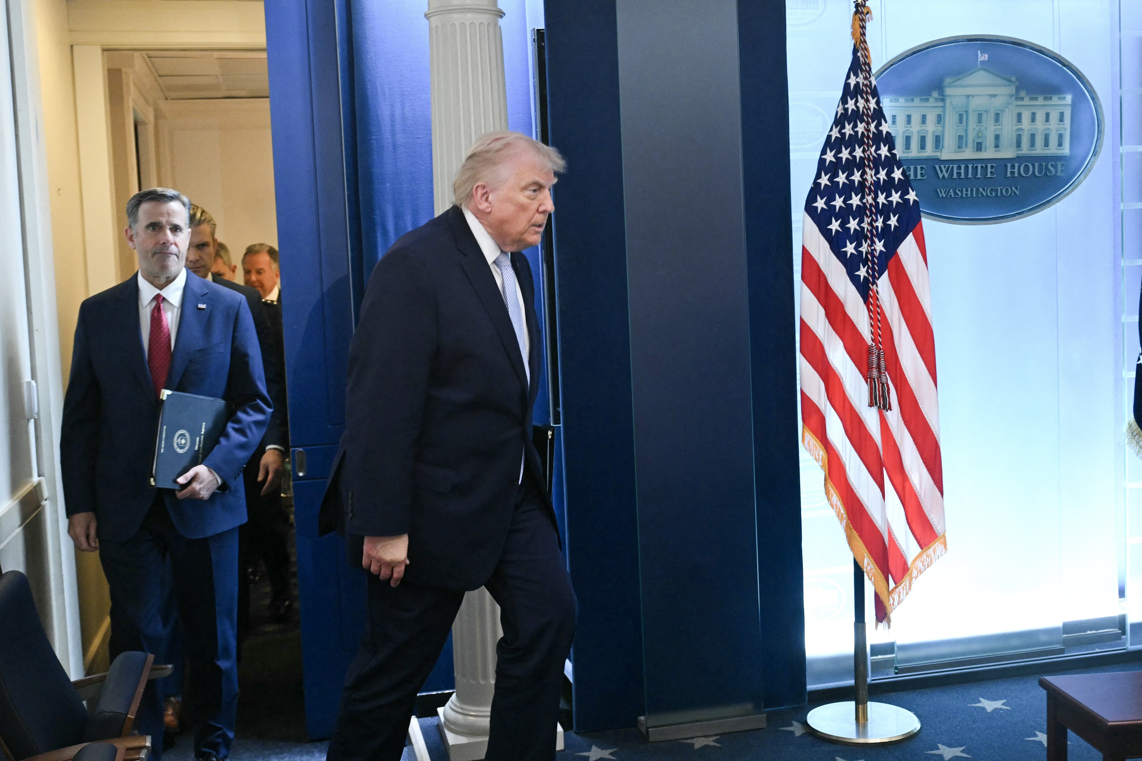 Podemos tomar o Irã por completo 'amanhã de noite', diz Trump