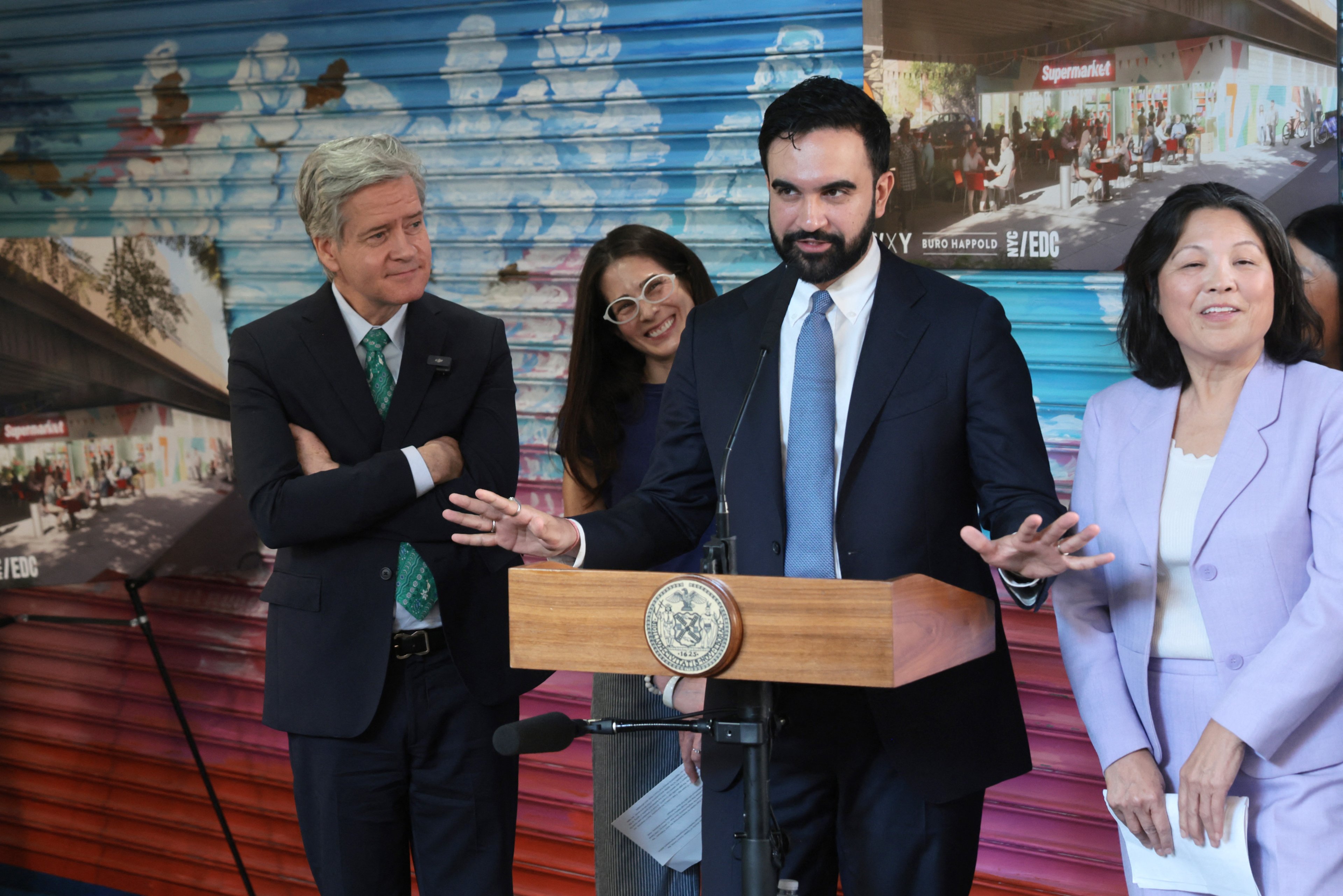 Zohran Mamdami, prefeito de Nova York, ao anunciar novo supermercado público, em East Harlem