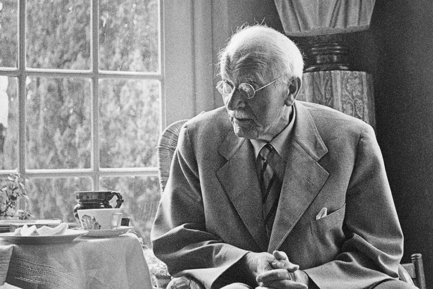 Teoria de Carl Jung revela que a causa da solidão 'não está na falta de pessoas'; entenda o motivo