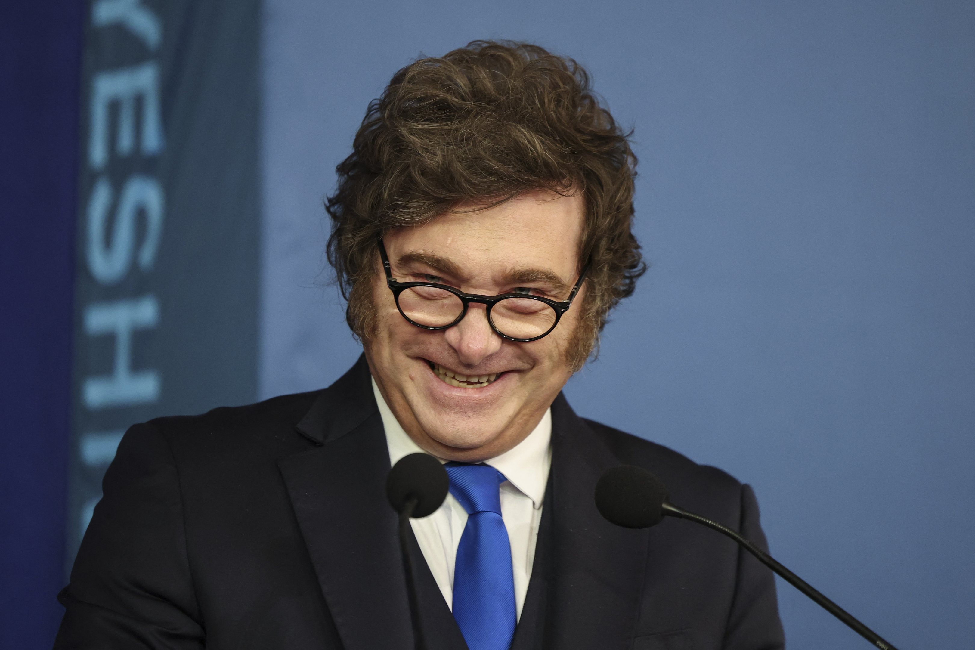 Milei pede paciência diante da desaceleração econômica e queda em aprovação