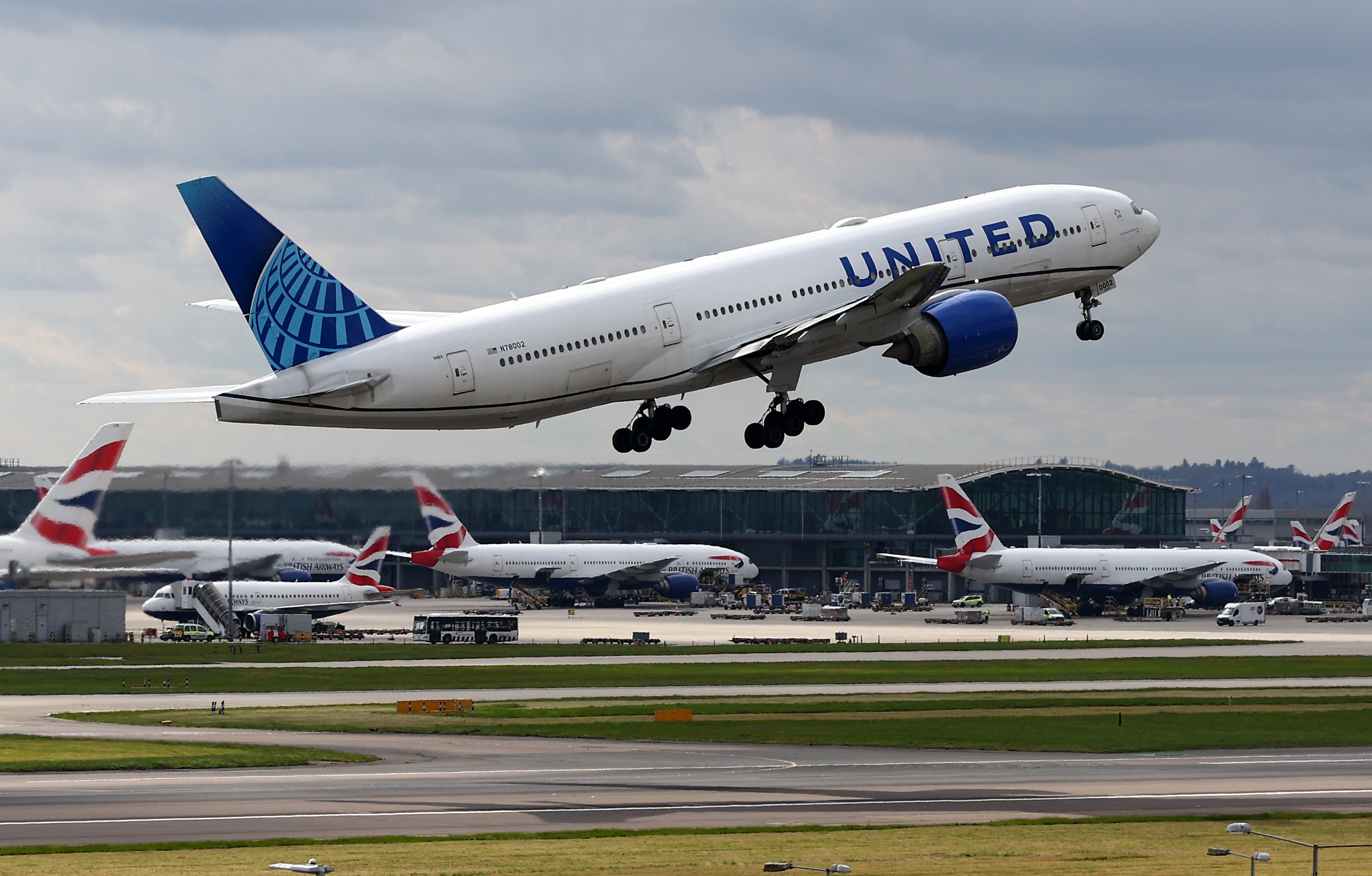 United propõe fusão com a rival American Airlines para criar a maior companhia aérea do mundo