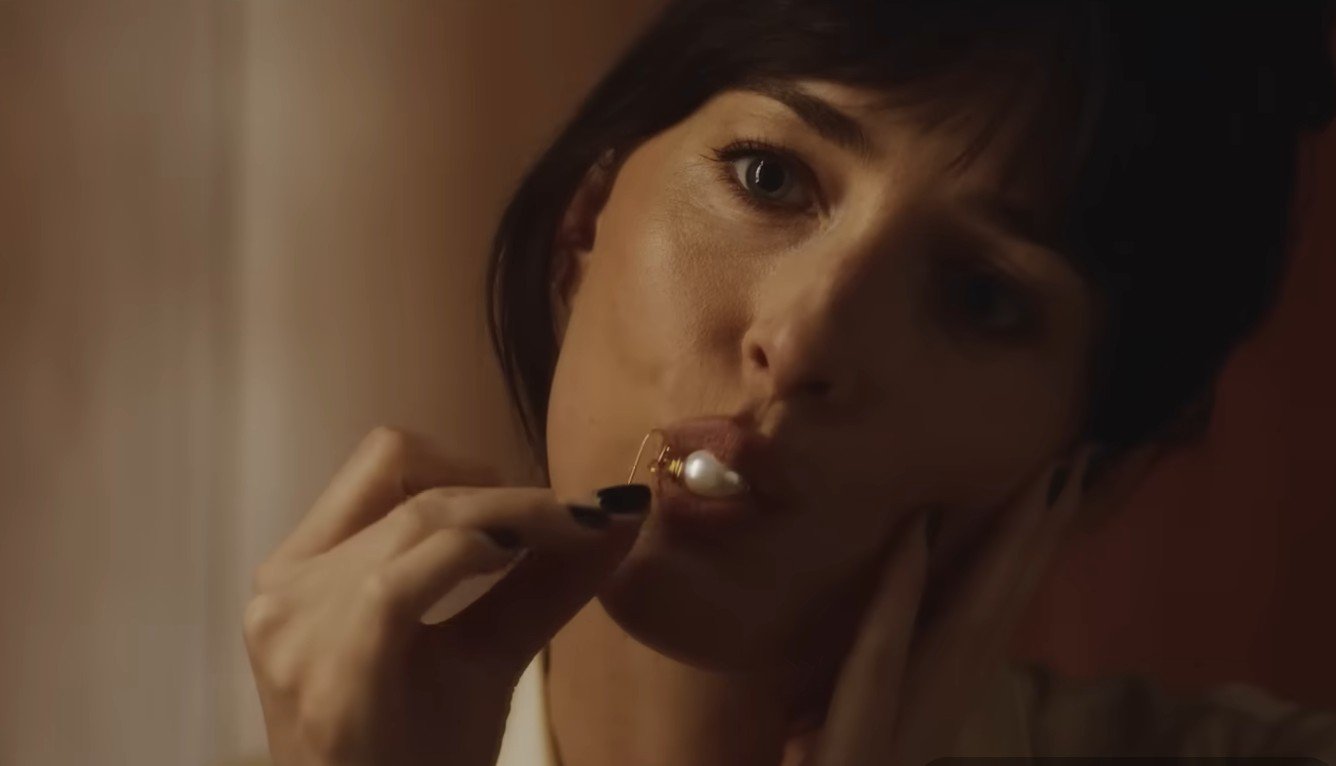 ‘Verity’: quem é quem no filme com Anne Hathaway e Dakota Johnson?