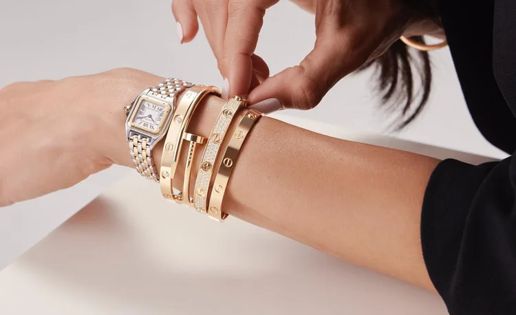Pulseiras de grife: a moda que era sinônimo de luxo em 2010 ainda não fez seu comeback (Reprodução/Cartier)