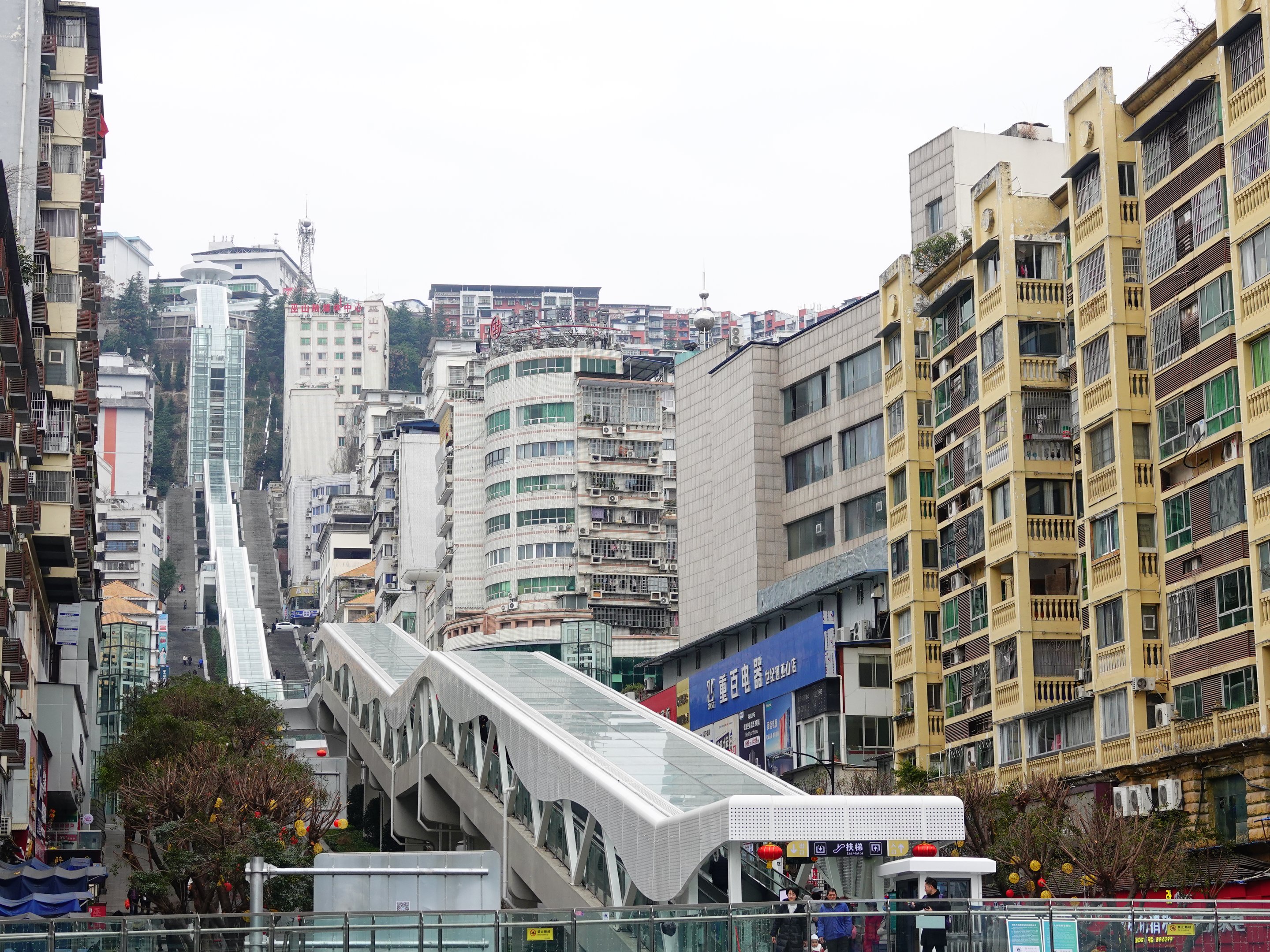A Escada Rolante da Deusa, uma instalação de transporte tridimensional super longa, foi inaugurada em 17 de fevereiro de 2026 no Condado de Wushan, Chongqing, China. O sistema completo da Escada Rolante da Deusa inclui 21 escadas rolantes, 8 elevadores (incluindo elevadores com acesso a passarelas para pedestres), 4 esteiras rolantes, 2 passarelas elevadas e 2 passagens transversais; o comprimento total é de aproximadamente 905 metros, com uma altura de elevação de 242,14 metros.