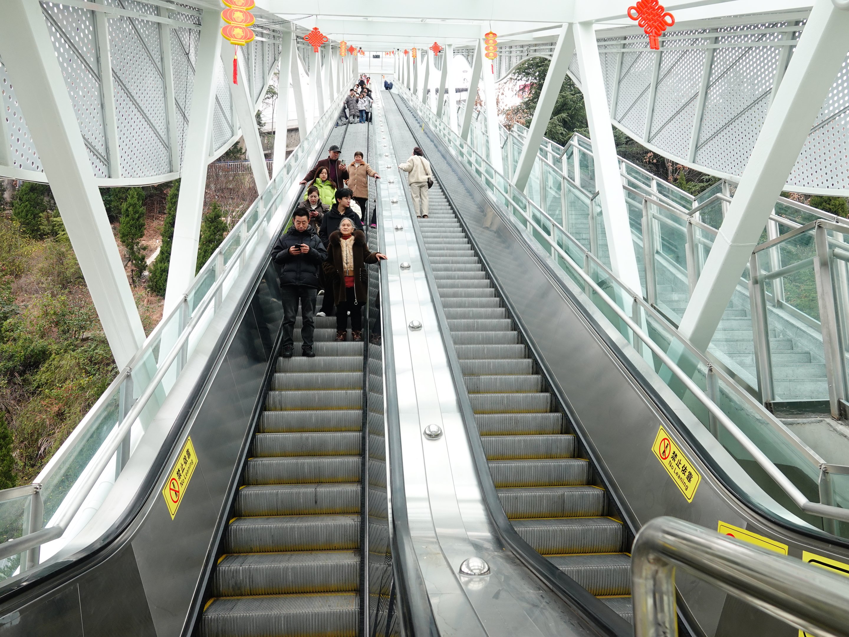 A Escada Rolante da Deusa, uma instalação de transporte tridimensional super longa, foi inaugurada em 17 de fevereiro de 2026 no Condado de Wushan, Chongqing, China. O sistema completo da Escada Rolante da Deusa inclui 21 escadas rolantes, 8 elevadores (incluindo elevadores com acesso a passarelas para pedestres), 4 esteiras rolantes, 2 passarelas elevadas e 2 passagens transversais; o comprimento total é de aproximadamente 905 metros, com uma altura de elevação de 242,14 metros.