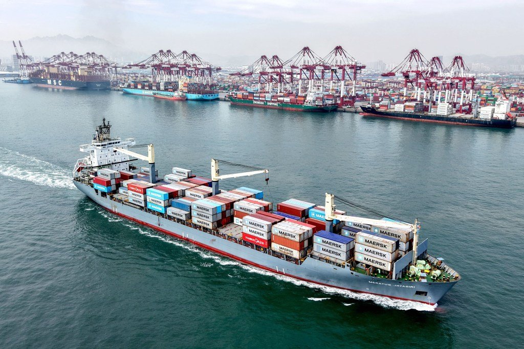 Um navio cargueiro parte do porto de Qingdao, na província de Shandong, no leste da China, em 14 de abril de 2026