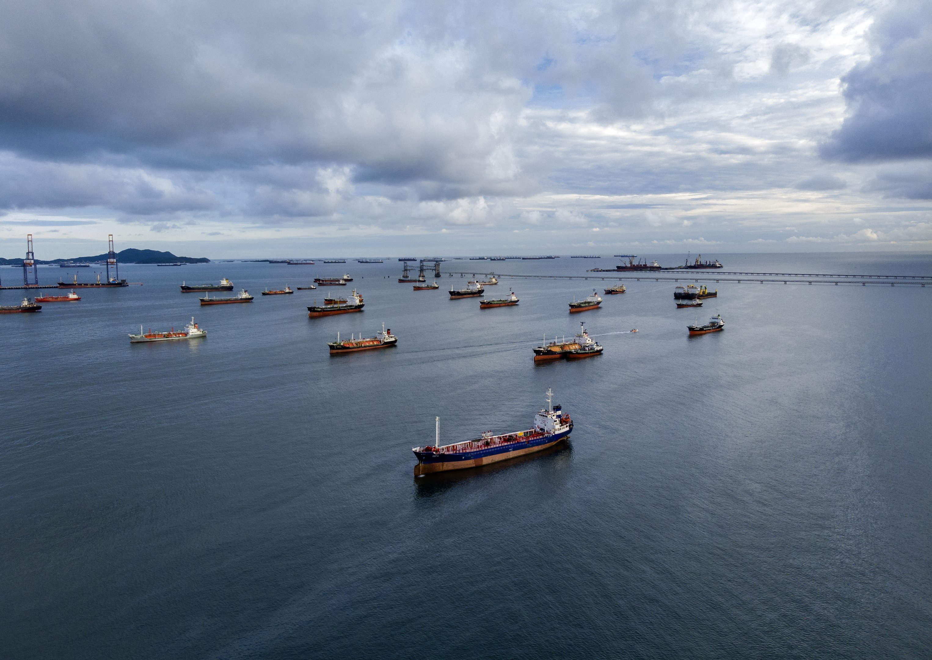 Gargalo energético: Ataques a petroleiros elevam tensão no Estreito de Ormuz