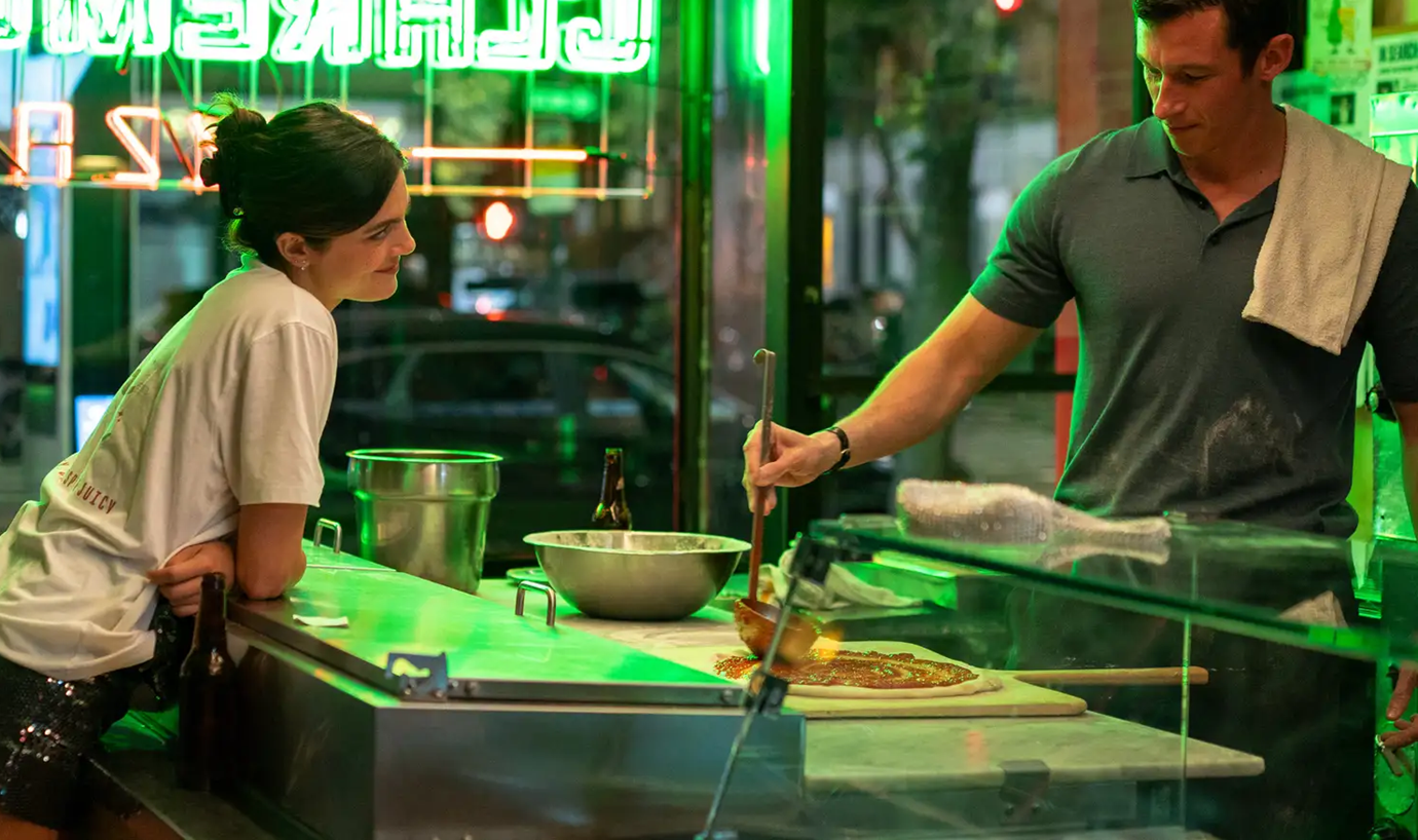 'Só Por Uma Noite': comédia romântica distópica com Monica Barbaro ganha trailer