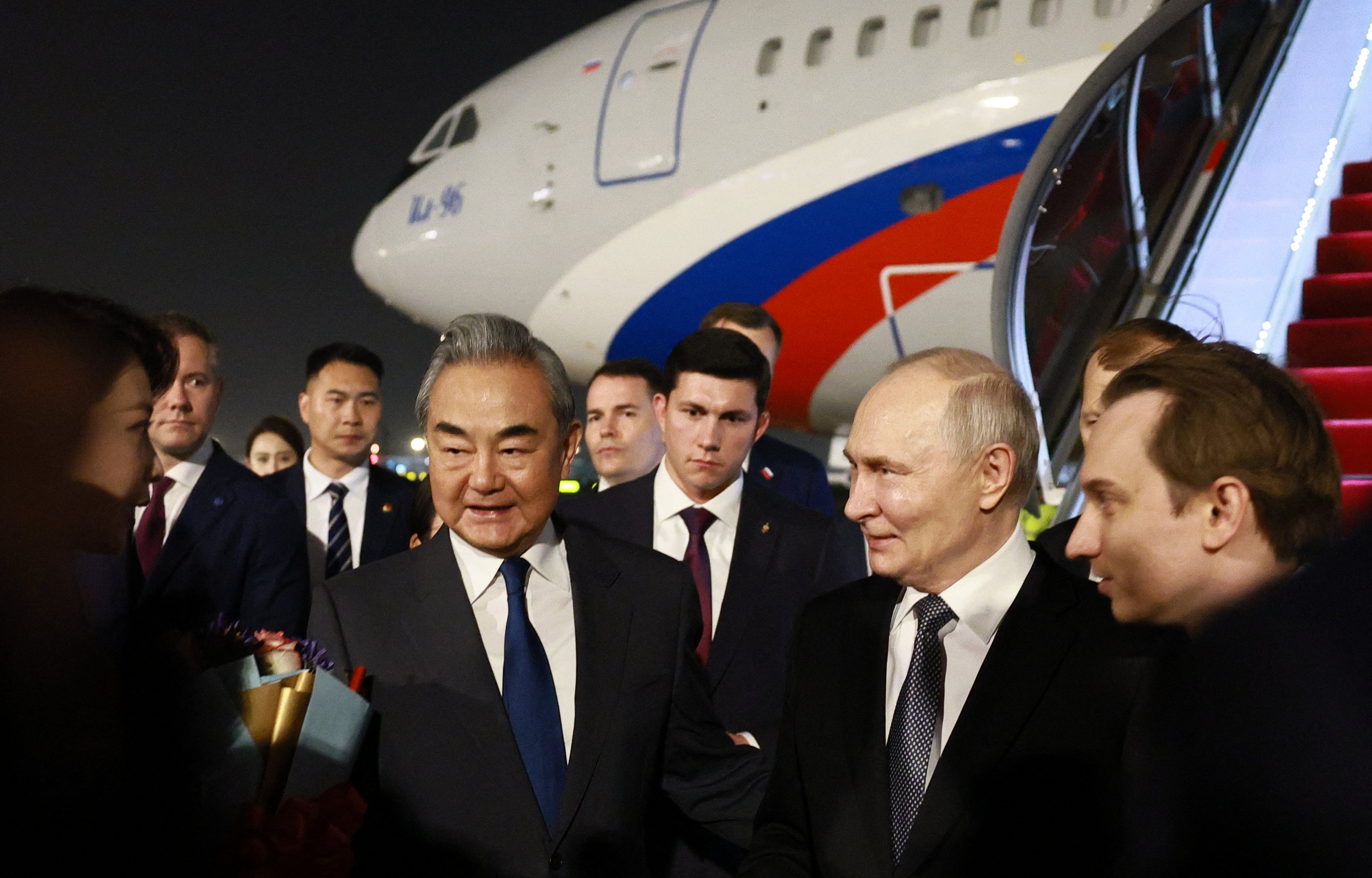 Putin chega à China: o que esperar do encontro entre ele e Xi Jinping
