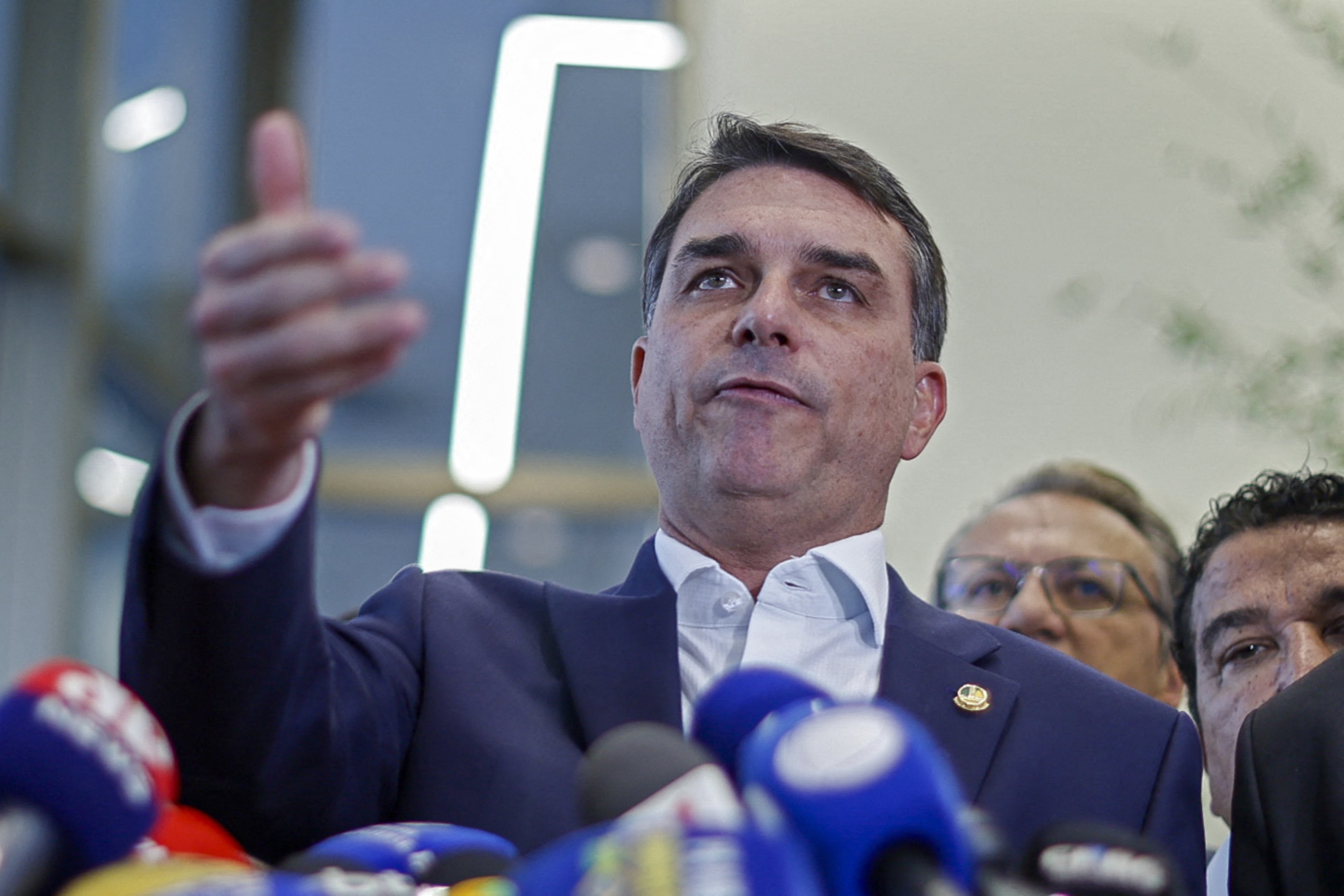 'Meu compromisso será sempre com o agro', diz Flávio Bolsonaro em live