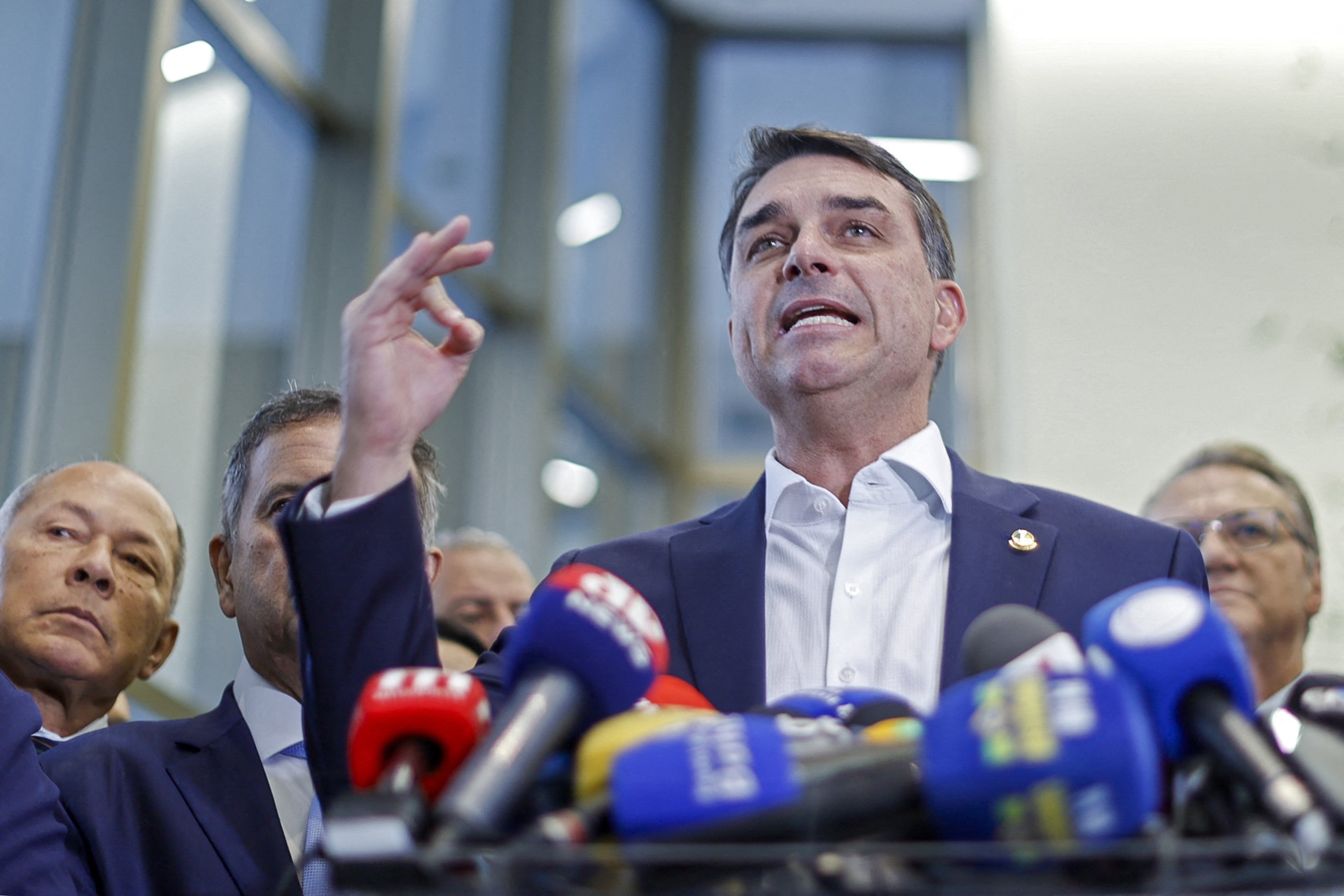 Pedido contra Flávio Bolsonaro à PGR amplia disputa sobre uso dos EUA na política brasileira