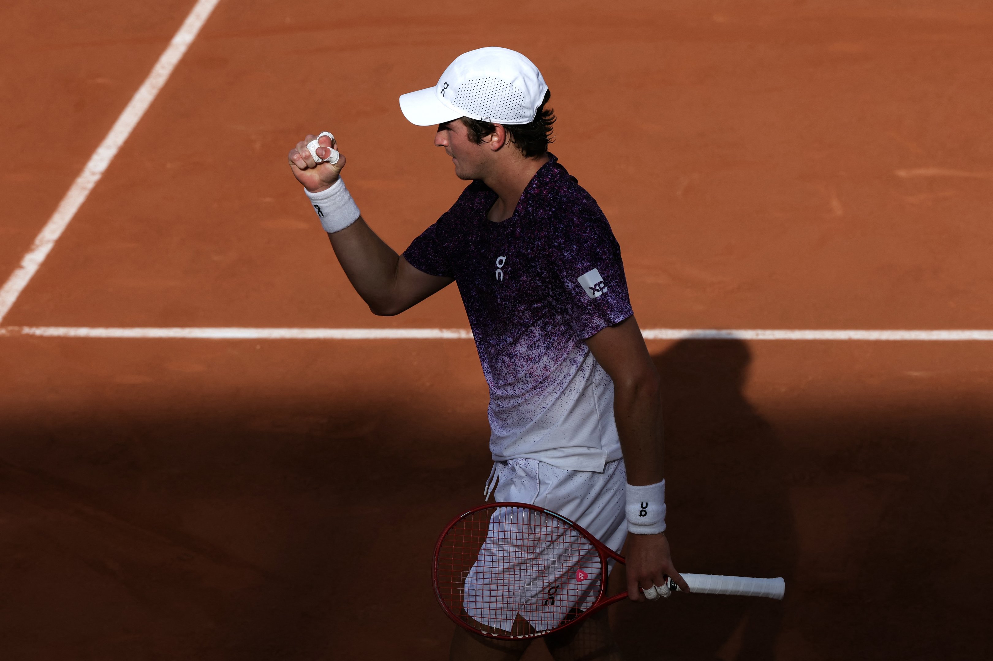 João Fonseca em Roland Garros: brasileiro ganha na estreia e avança à 2ª rodada