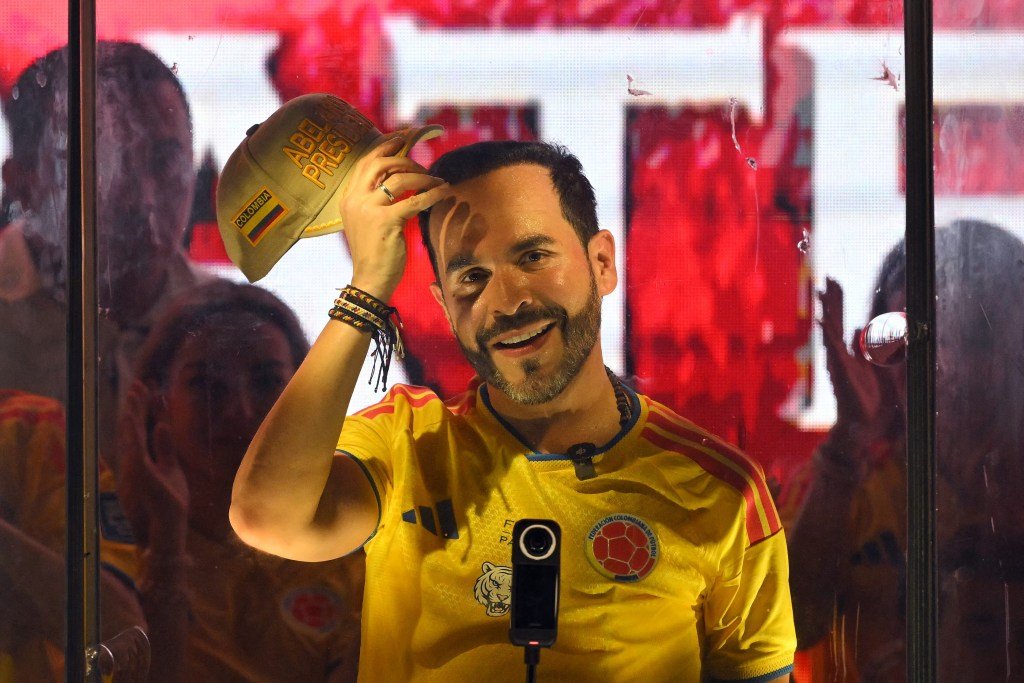 Abelardo de la Espriella, candidato a presidente da Colômbia mais votado no 1º turno, durante discurso em Barranquilla