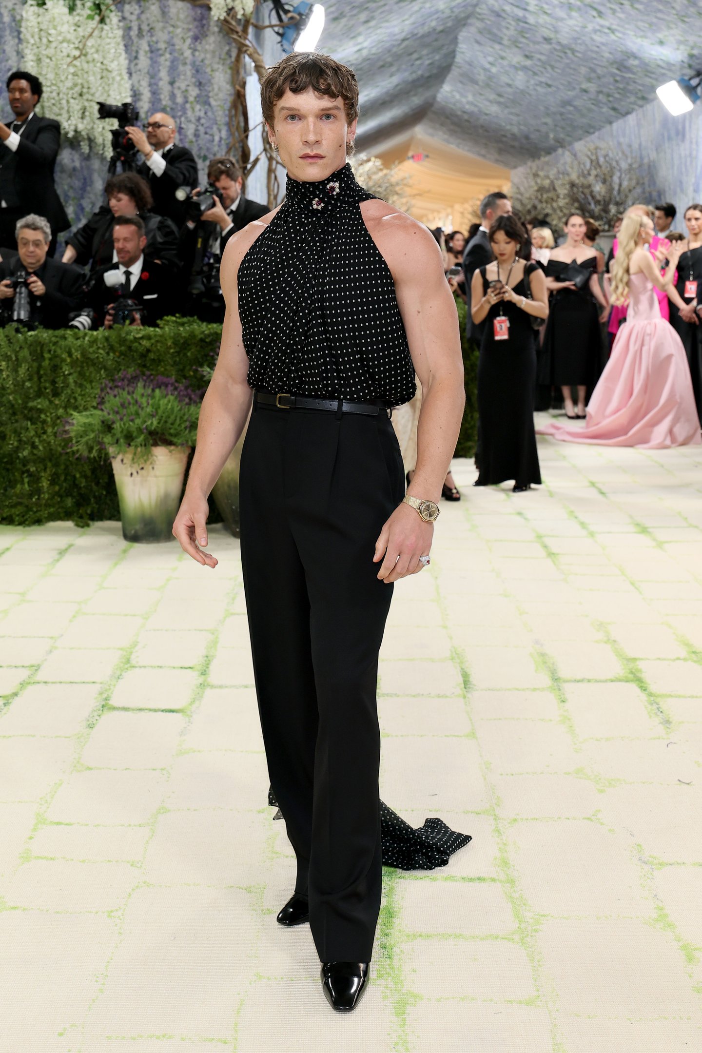 NOVA IORQUE, NOVA IORQUE - 04 DE MAIO: Connor Storrie participa do 2026 Met Gala celebrando 