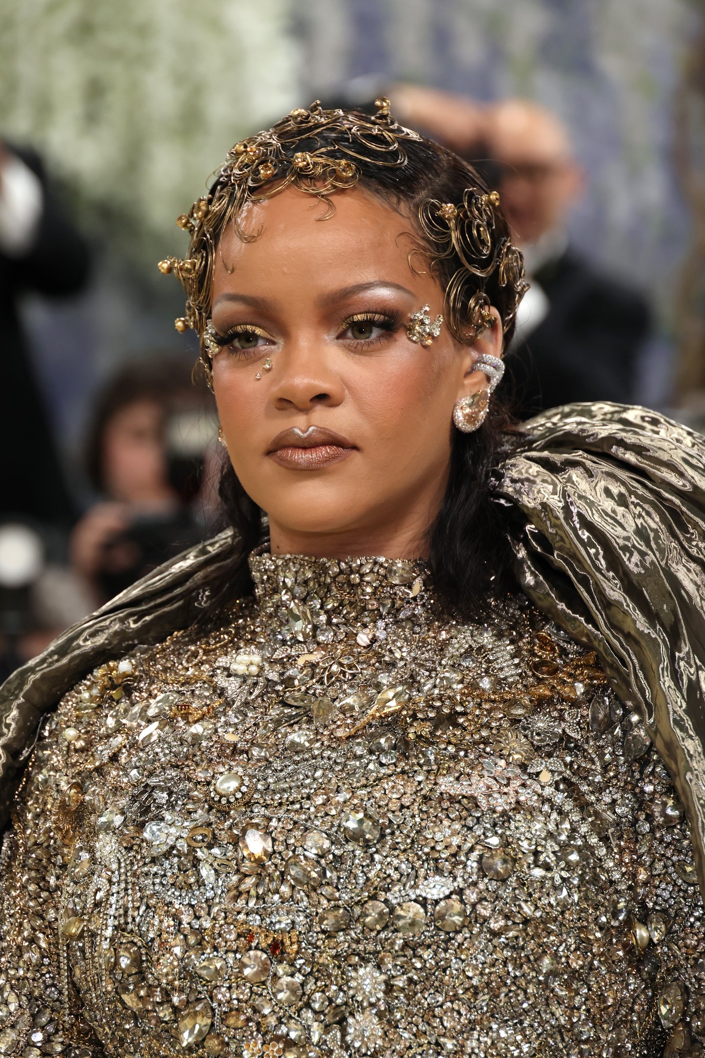 Rihanna: além do vestido, a cantora e empresária apostou na maquiagem para fomentar o look completo no Met Gala 2026.