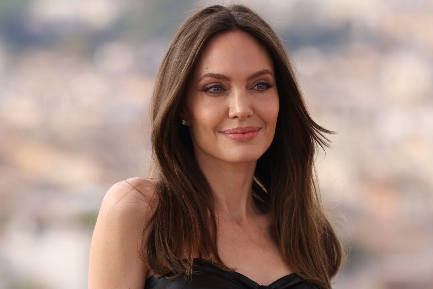 Angelina Jolie anuncia venda de mansão histórica e quer deixar os EUA