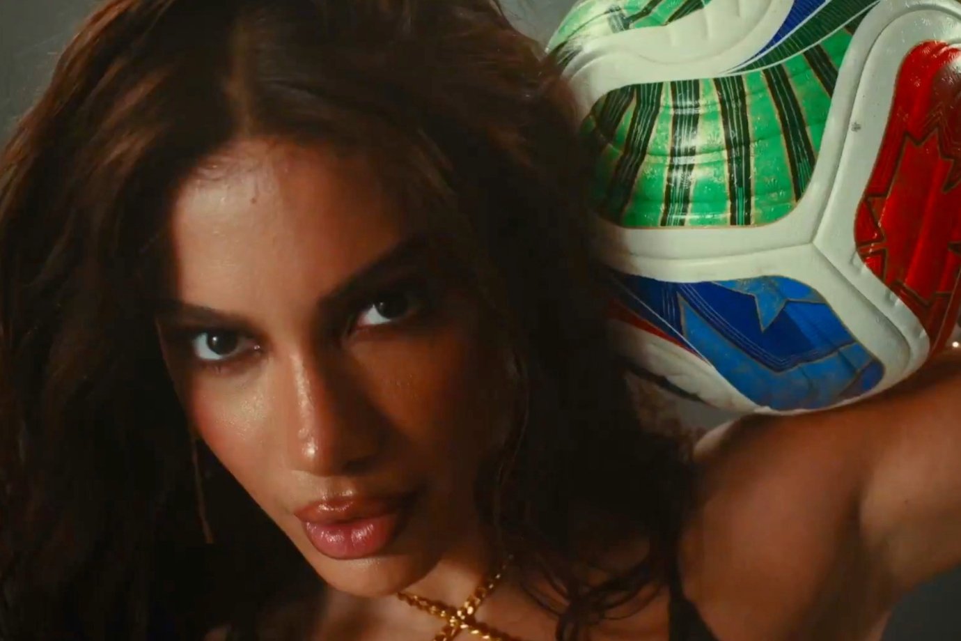 Anitta faz golaço internacional com participação na música oficial da Copa