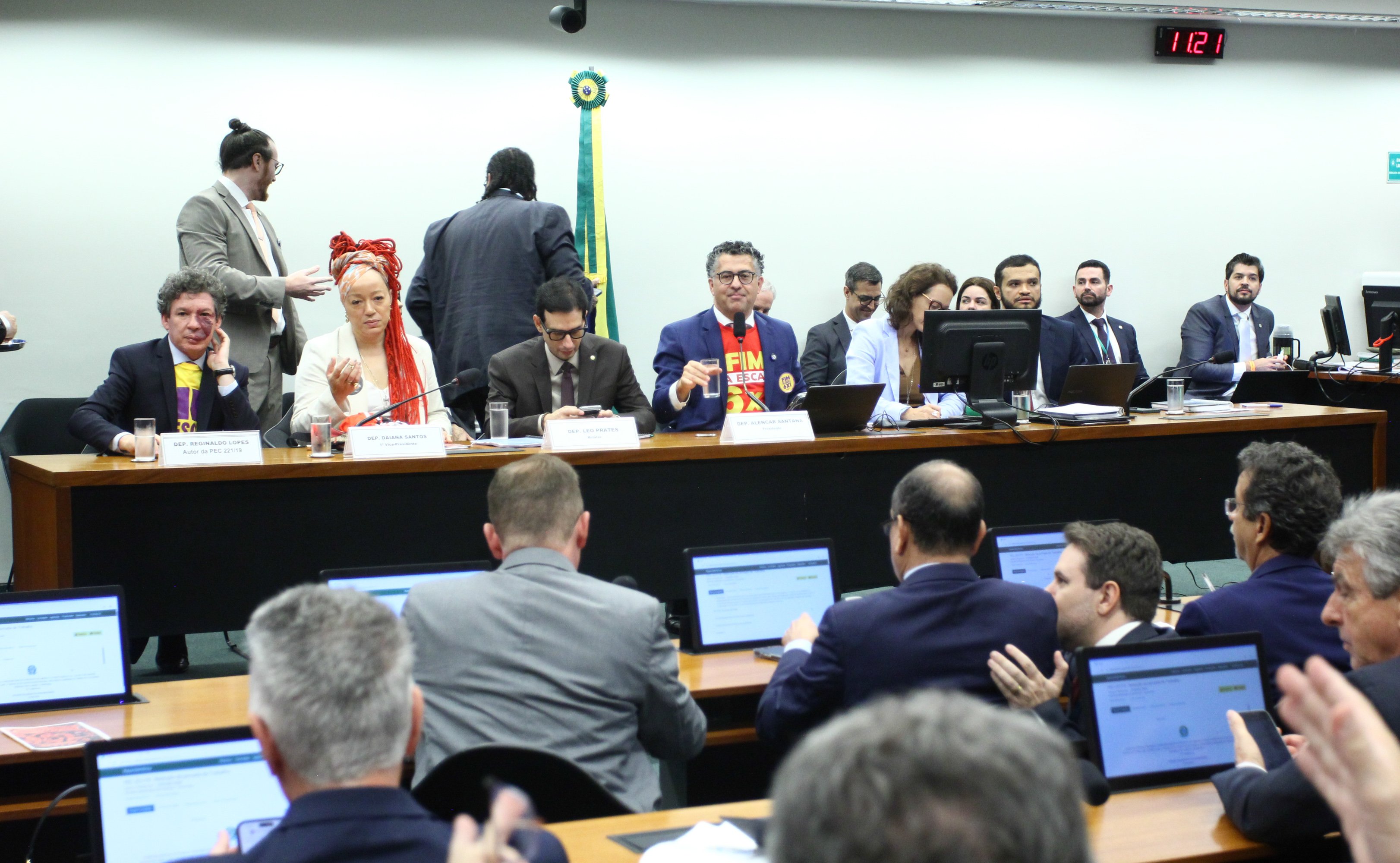 Comissão Especial da Câmara aprova fim da escala 6x1