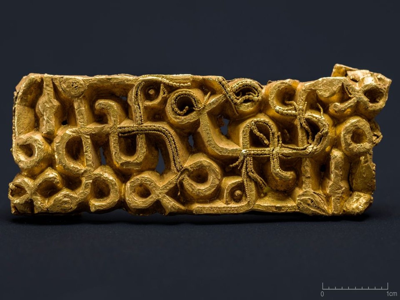Bainha de espada de ouro de 1.500 anos é achada 'por acaso' na Noruega