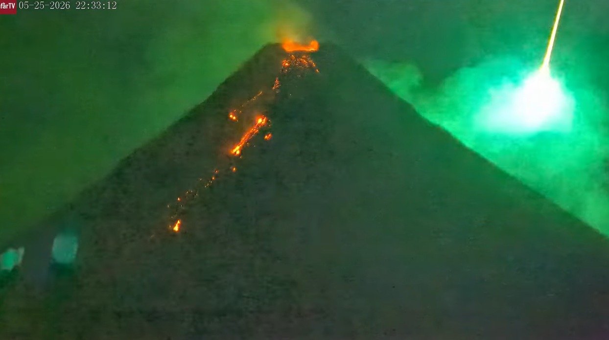 Meteoro explode ao lado de vulcão e 'pinta o céu de verde' nas Filipinas; assista